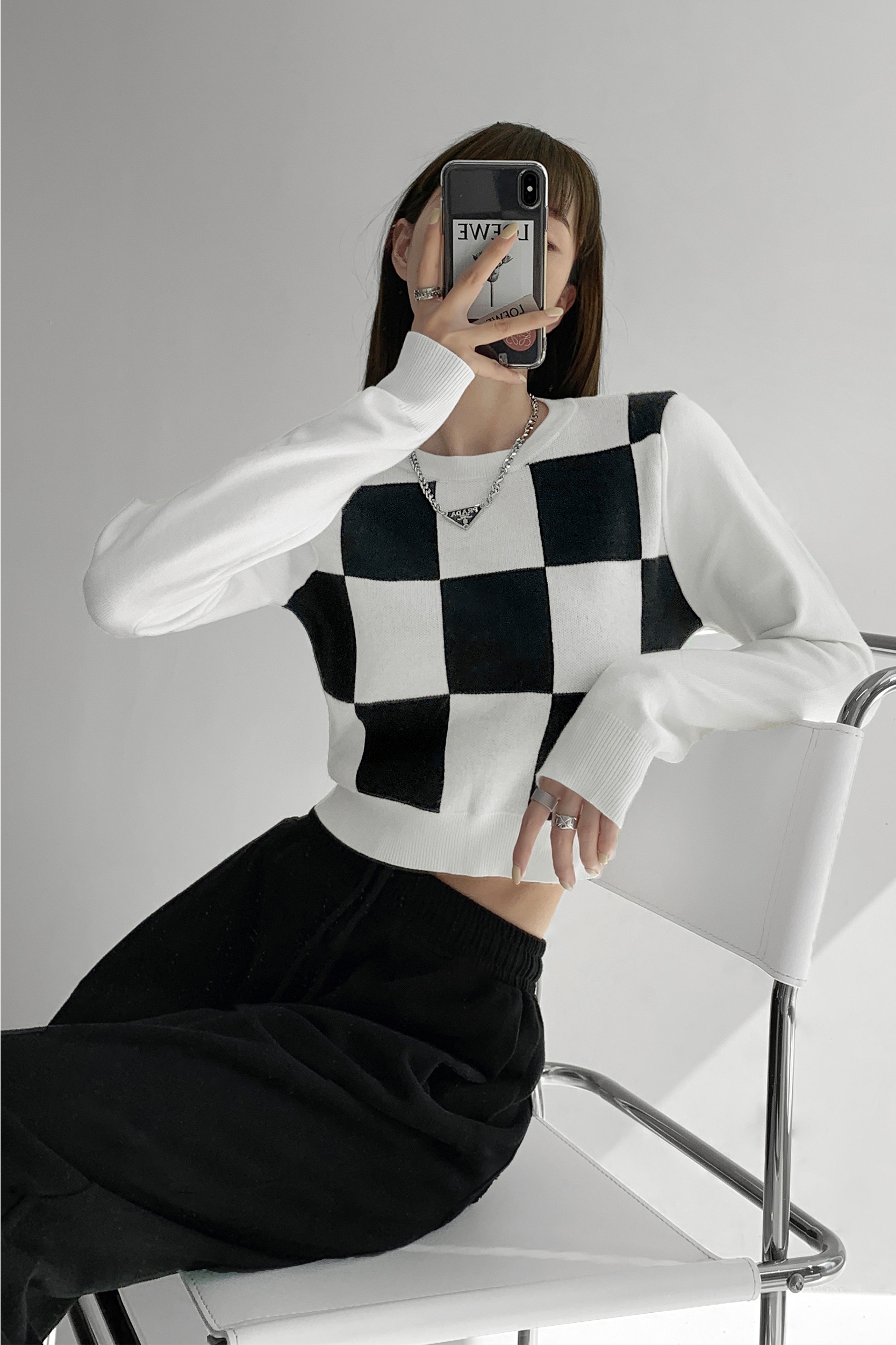 Women's Retro Autumn Round Neck Black And White Plaid Sweater