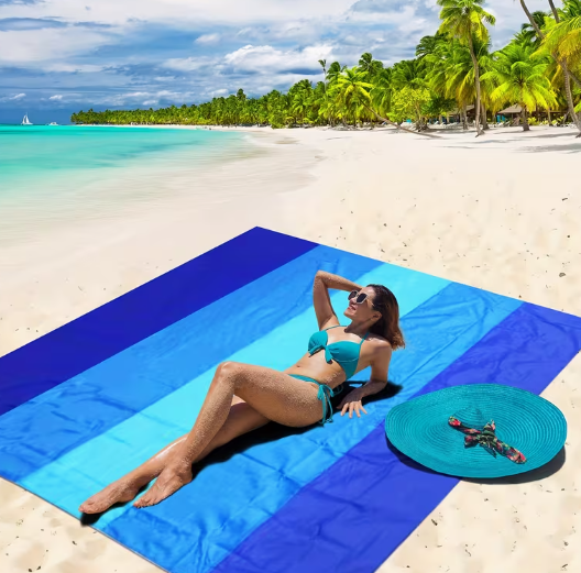 Sandproof beach blanket or picnic mat